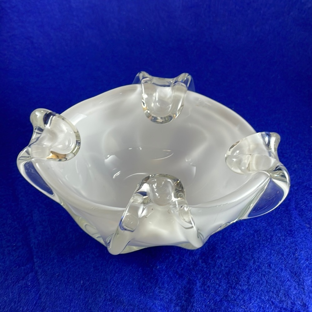 EXCELLENT CONDITION 
Vintage Hand blown ashtray (G3)